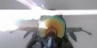 Κεραυνός χτυπά μαχητικό αεροσκάφος