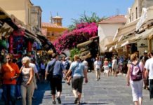 Με νέο ρεκόρ εσόδων στον τουρισμό «κλείνει» το 2018