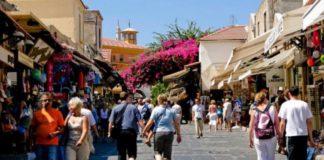 Με νέο ρεκόρ εσόδων στον τουρισμό «κλείνει» το 2018