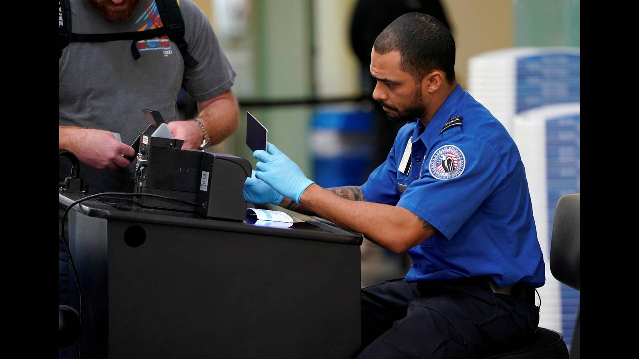 2019-01-13T190034Z_1126367900_RC14F29CEAD0_RTRMADP_3_USA-SHUTDOWN-AIRPORTS