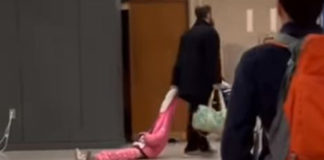 Πατέρας σέρνει την κόρη του για να προλάβει την πτήση