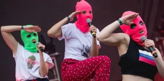 Οι μεθυσμένες Pussy Riot και η αποβίβασή τους από το αεροπλάνο