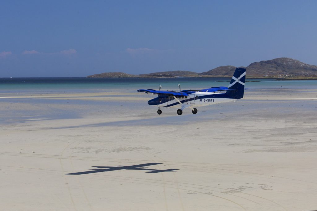 New-Twin-Otter-landing-1024x683