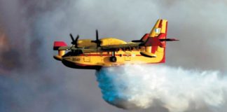 Καναντέρ «παίρνει» νερό από παραλία γεμάτη κόσμο