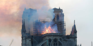 Επιβάτης αεροπλάνου βιντεοσκόπησε την φλεγόμενη Notre Dame