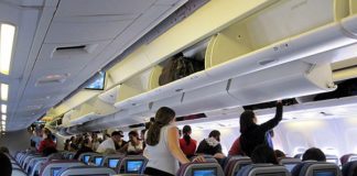 Επιβάτης μπέρδεψε την πόρτα της τουαλέτας με την έξοδο κινδύνου