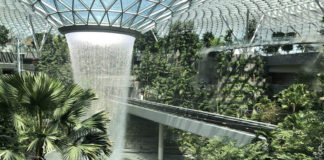 Ένα δάσος με καταρράκτες το αεροδρόμιο της Σιγκαπούρης