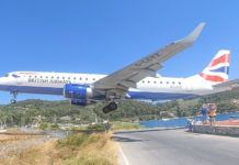 Αεροσκάφος περνά ξυστά από την παραλία στη Σκιάθο