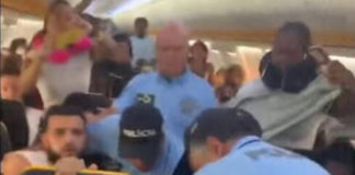 Βίντεο: Νεαρός επιτέθηκε σε αεροσυνοδό