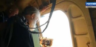 Ιερείς σε αεροπλάνο πετούν αγιασμό για να εξαγνίσουν πόλη (video)