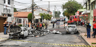 Αεροπλάνο έπεσε σε κατοικημένη περιοχή