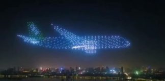 Εκατοντάδες συγχρονισμένα drones σχηματίζουν αεροπλάνα (video)