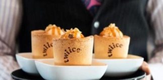 Αεροπορική εταιρεία ετοιμάζει φλιτζάνια του καφέ που τρώγονται