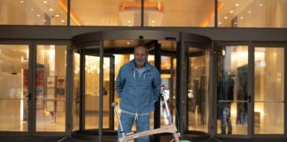 Ο ιδρυτής της COCO-MAT ταξιδεύει από Αθήνα ως το Έβερεστ με ξύλινο ποδήλατο