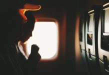 Γιατί τα σκίαστρα των παραθύρων μένουν ανοιχτά στην προσγείωση και την απογείωση;
