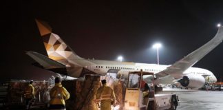 Τα ΗΑΕ με ειδική πτήση δώρισαν στην Ελλάδα 11 τόνους ιατρικού υλικού