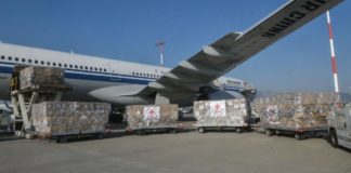 ΥΠΕΞ: «Εξασφαλίσαμε σημαντικές ποσότητες υγειονομικού υλικού – Περιμένουμε και άλλες πτήσεις»