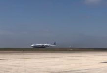 Βίντεο: Το μεγαλύτερο αεροσκάφος του κόσμου μετέφερε υγειονομικό υλικό στο Παρίσι