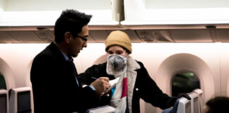 Υποχρεωτικά όλοι με μάσκα στο αεροπλάνο – Ποιες εταιρίες εφαρμόζουν το μέτρο