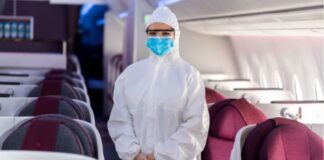 Qatar Airways: Αεροσυνοδοί με στολές βιοασφάλειας