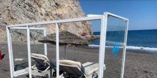 Εγκαταστάθηκαν οι πρώτες ξαπλώστρες με πλέξιγκλας στη Σαντορίνη