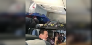 Rossiya Airlines: Επιβάτες άνοιξαν τις ομπρέλες επειδή άρχισε να «βρέχει» μέσα στο αεροσκάφος