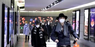 Κίνα: Oι ταξιδιώτες που φτάνουν αεροπορικώς πρέπει να έχουν αρνητικό τεστ