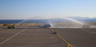 Με αψίδες νερού και λύρες η πρώτη διεθνής πτήση στην Κρήτη