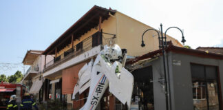 Σέρρες: Μονοκινητήριο αεροπλάνο κατέπεσε σε πλατεία χωριού (vid)