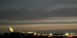 Γύρισε πίσω λόγω μηχανικού προβλήματος το αεροσκάφος του Πενς