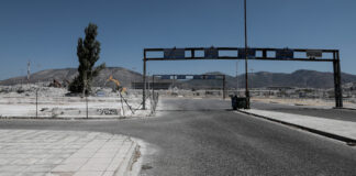 Οι μπουλντόζες κατεδάφισαν τα κτίρια στην είσοδο του παλαιού Δυτικού Αεροδρομίου (φωτό)