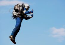 Πιλότος σε πύργο ελέγχου: Μόλις περάσαμε κάποιον με jetpack