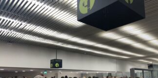 Εικόνες συνωστισμού στο αεροδρόμιο της Ρόδου