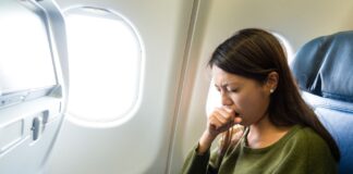 Τι γίνεται όταν βήξει κάποιος σε αεροπλάνο;