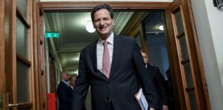 Σκυλακάκης: Στο 60% θα ανακάμψει ο τουρισμός το 2021