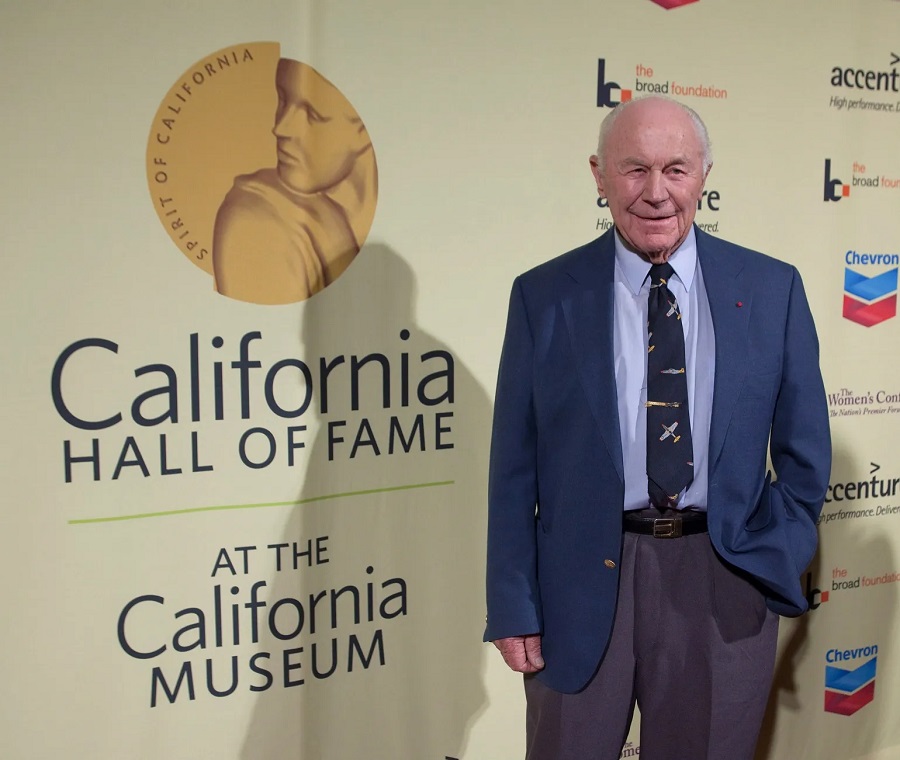 201208074150_Chuck-Yeager01