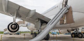 Ζευγάρι έφυγε από την τσουλήθρα αεροπλάνου ενώ αυτό ήταν εν κινήσει!