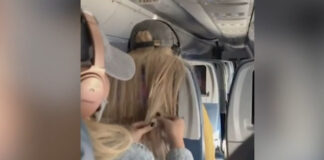 Εκνευρισμένη επιβάτης κολλάει τσίχλες στα μαλλιά της μπροστινής