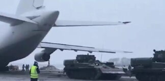 Άρματα ρυμουλκούν τεράστιο αεροπλάνο ύστερα από αναγκαστική προσγείωση στη Σιβηρία