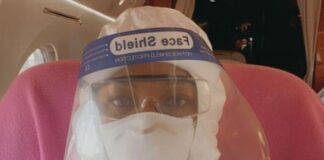 Η ολόσωμη στολή προστασίας που είχε φορέσει στο αεροπλάνο η Ναόμι Κάμπελ σε μουσείο!