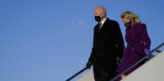 Μικροψυχία Τραμπ: Αρνήθηκε να παραχωρήσει αεροπλάνο στον Μπάιντεν και ταξίδεψε με ιδιωτικό