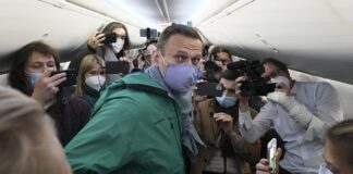 Το αεροσκάφος που μετέφερε τον Ναβάλνι προσγειώθηκε στο αεροδρόμιο Σερεμέτιεβο-Συνελήφθη εκεί