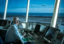 Παρίστανε τον ελεγκτή εναέριας κυκλοφορίας