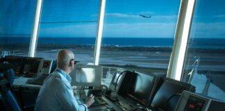 Παρίστανε τον ελεγκτή εναέριας κυκλοφορίας