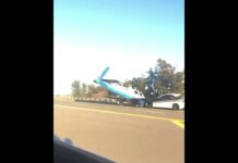 Αεροπλάνο συγκρούστηκε μετωπικά με αυτοκίνητο!