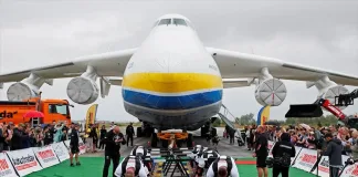 Ουκρανία: Οκτώ άνθρωποι έσυραν το βαρύτερο αεροσκάφος του κόσμου