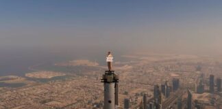 Η Emirates βάζει αεροσυνοδό να σταθεί στην κορυφή του Μπουρτζ Χαλίφα