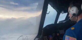 Αεροσκάφος πετάει μέσα στον τυφώνα Άιντα (video)