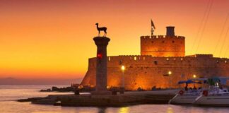 Στα ύψη οι αφίξεις τον Αύγουστο -Βουλιάζουν Κρήτη και Ρόδος