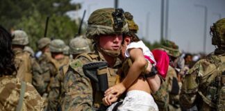 Αφγανιστάν: Πεδίο μάχης το αεροδρόμιο της Καμπούλ – Πιθανή καθυστέρηση στην αποχώρηση των ΗΠΑ